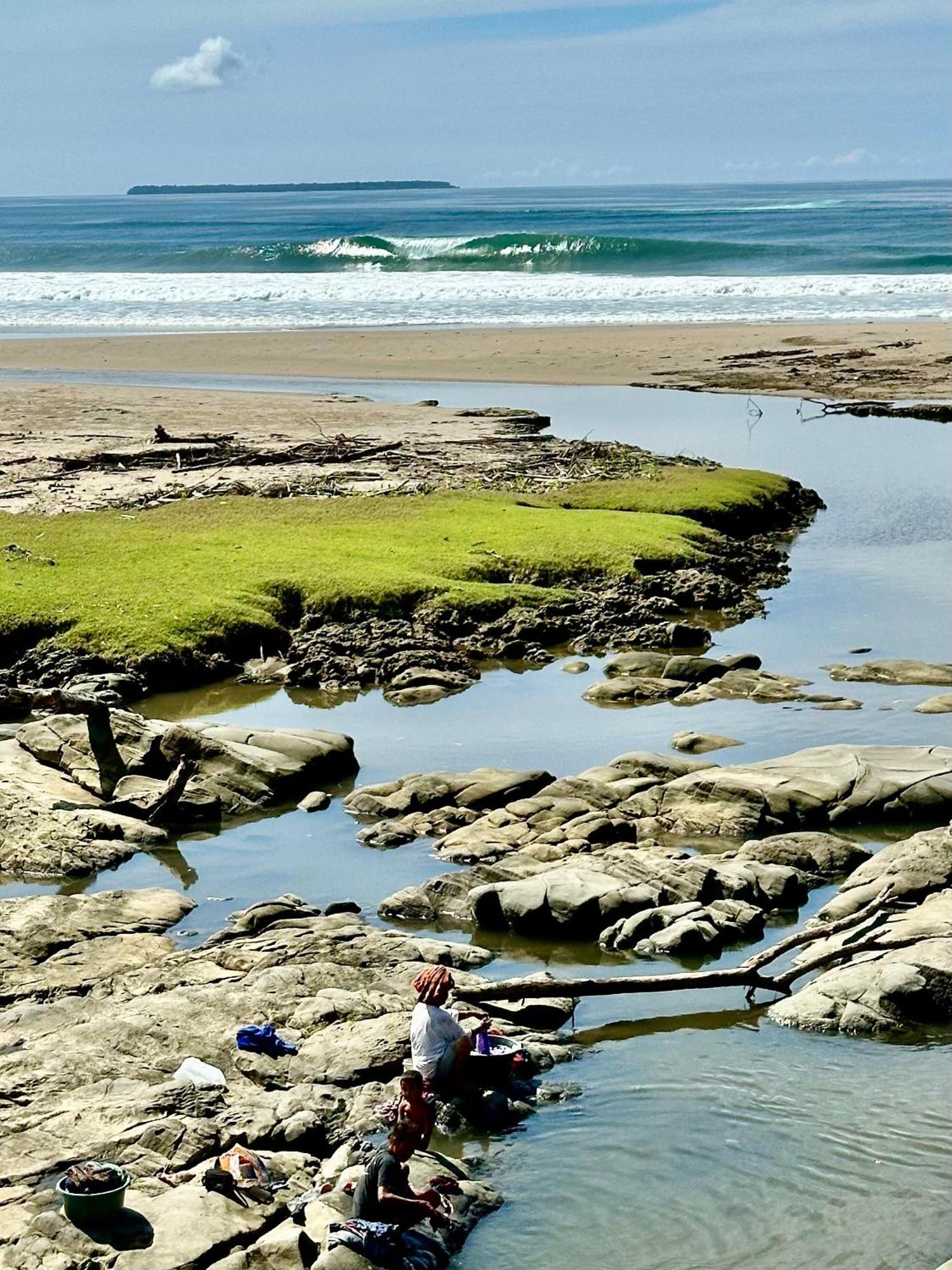 Baturundung Surf Resort Naibos Екстериор снимка